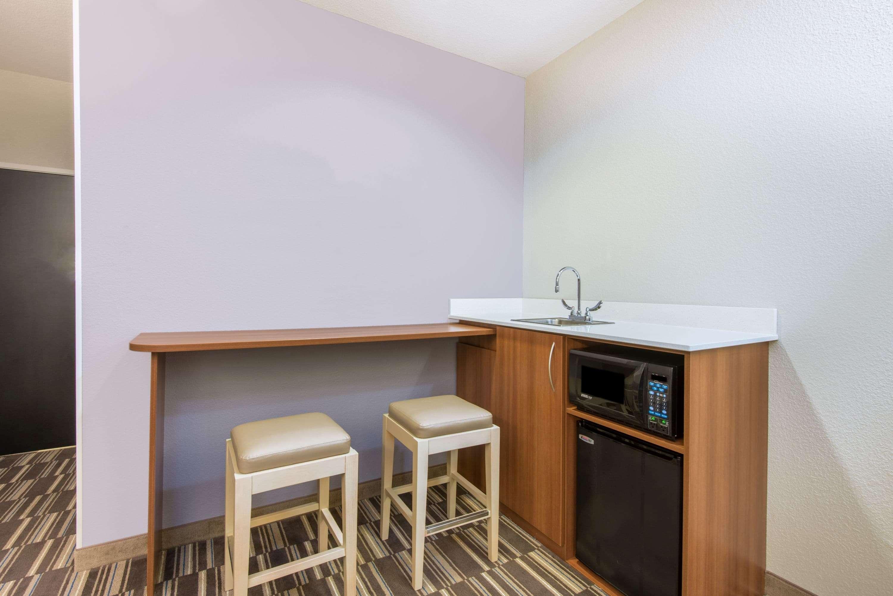 Microtel Inn & Suites By Wyndham Cadiz Екстериор снимка