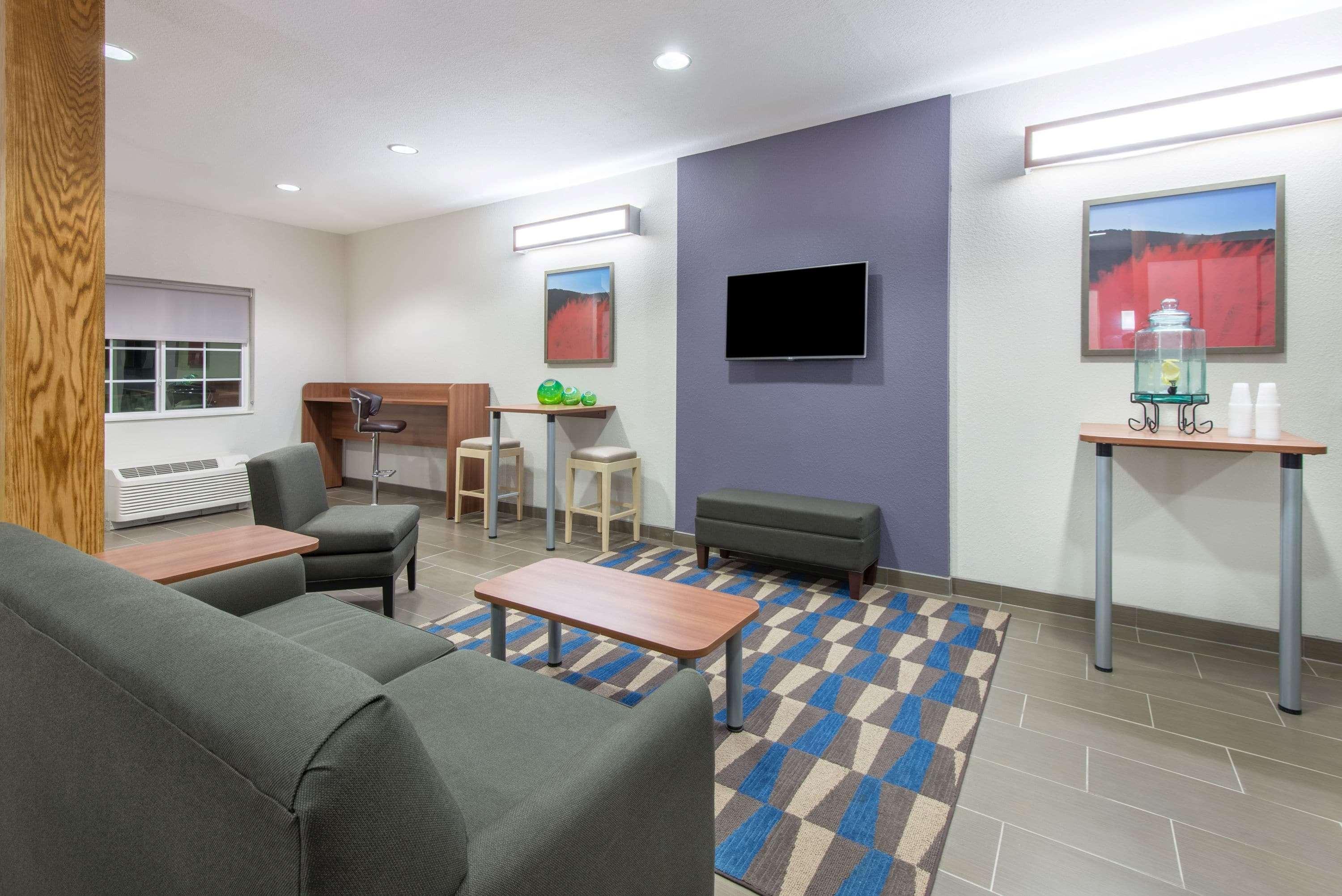 Microtel Inn & Suites By Wyndham Cadiz Екстериор снимка