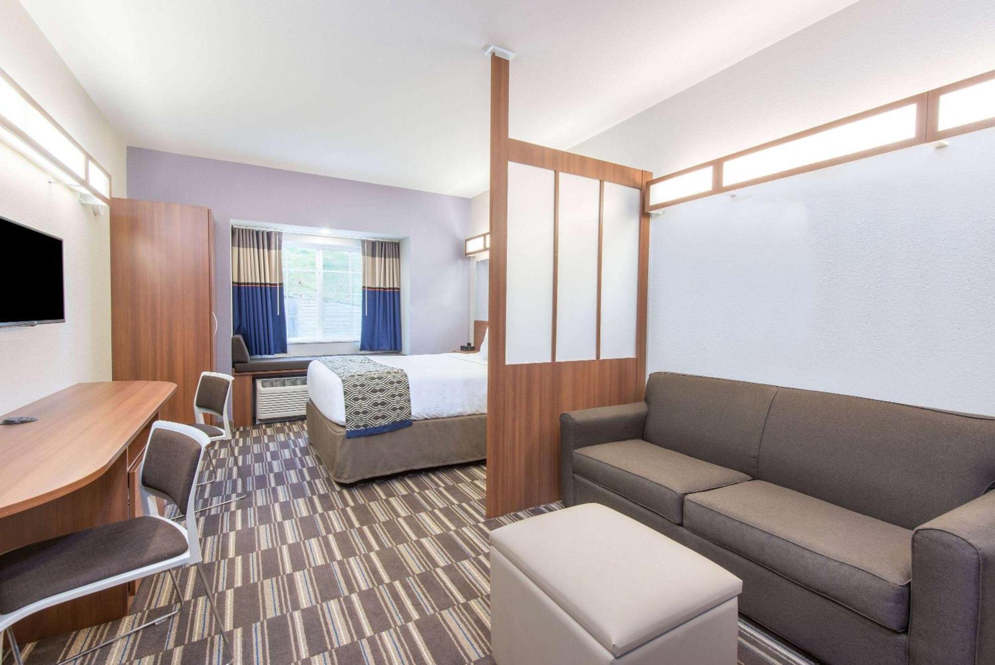 Microtel Inn & Suites By Wyndham Cadiz Екстериор снимка