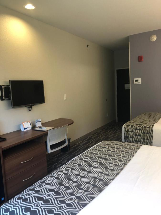 Microtel Inn & Suites By Wyndham Cadiz Екстериор снимка